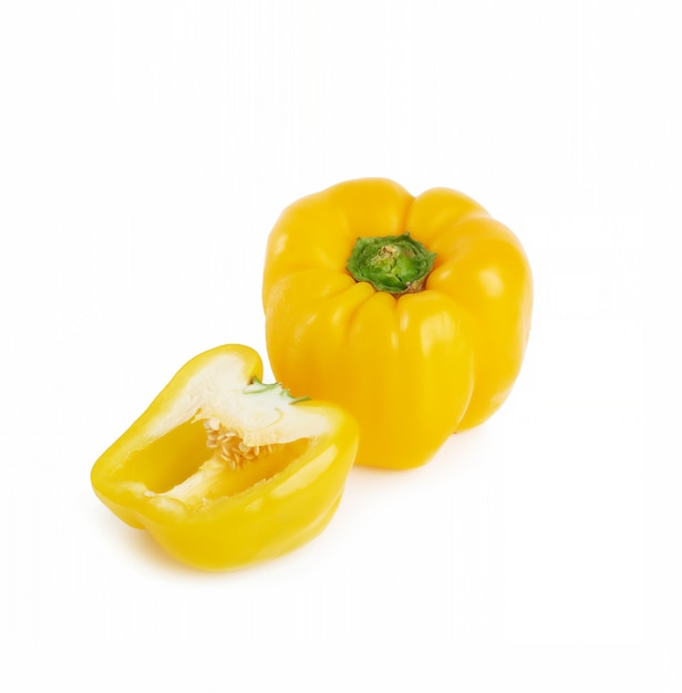Peperone dolce giallo isolato su bianco