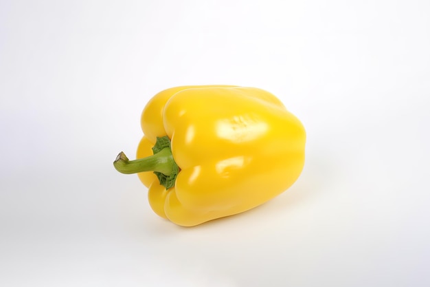 Peperone dolce giallo isolato su sfondo bianco