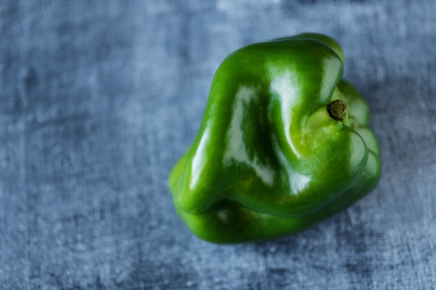 Peperone dolce verde sul tavolo