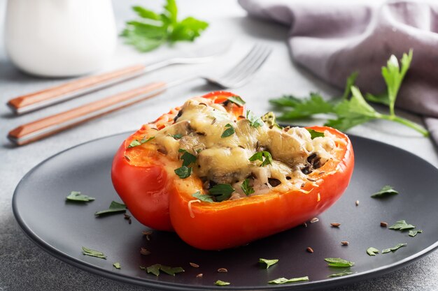 Peperone ripieno con riso, funghi e formaggio alle erbe