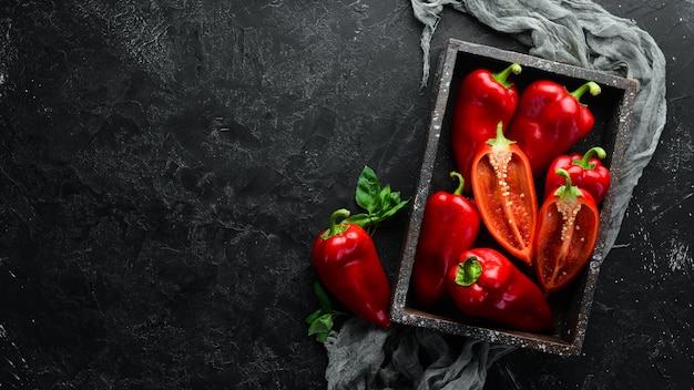 Peperone rosso dolce. Verdure fresche. Vista dall'alto. Spazio libero per il tuo testo.