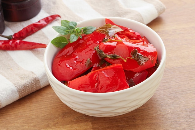 Peperone rosso marinato con olio e spezie