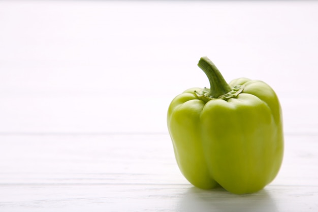 Peperone verde su bianco. Paprica colorata isolata