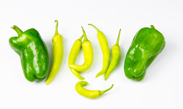 Peperone verde su sfondo bianco