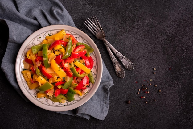 Peperoni cotti di diversi colori piatto di verdure sano