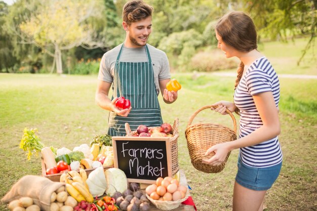 Peperoni d&#39;acquisto castana al mercato degli agricoltori