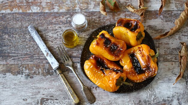 Peperoni di paprika gialli al forno