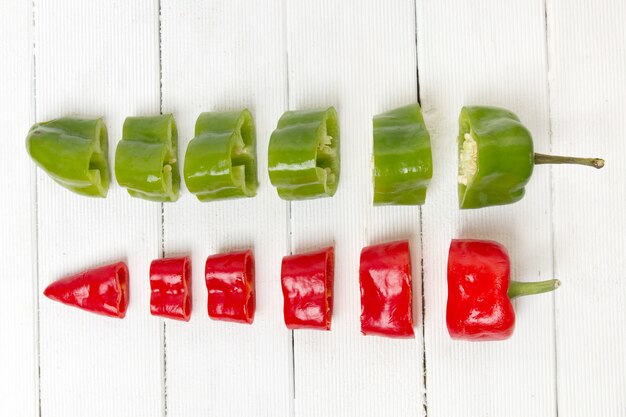 Peperoni dolci freschi di Caienna tagliati a pezzi