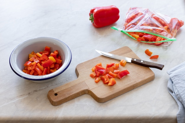 Peperoni dolci freschi su un tagliere