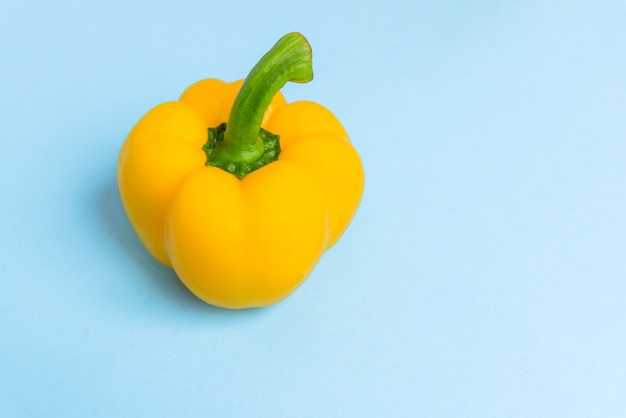 Peperoni dolci gialli o paprica dolce pepperor su sfondo blu