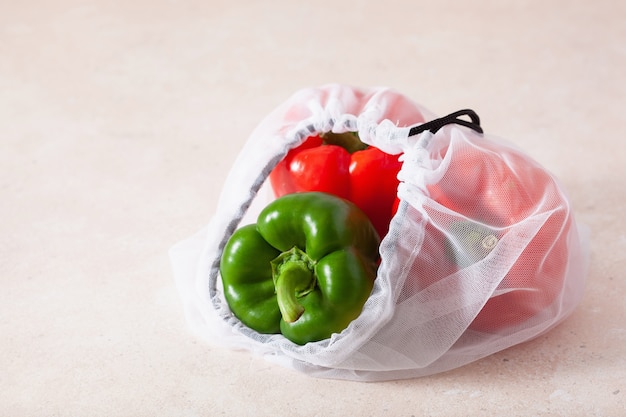 Peperoni in sacchetto riutilizzabile in nylon a rete, concetto zero rifiuti in plastica