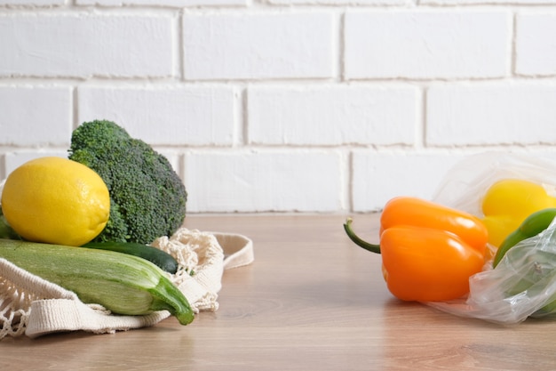 Peperoni in un sacchetto di plastica su un tavolo da cucina in legno