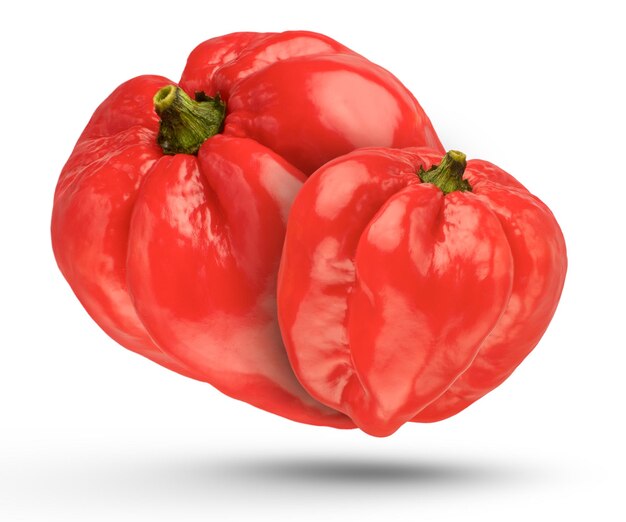 Peperoni maturi volanti Peperoncino Habanero su sfondo bianco isolato I peperoni appendono o cadono in primo piano di diverse dimensioni e da diversi lati che proiettano un'ombra Foto di alta qualità