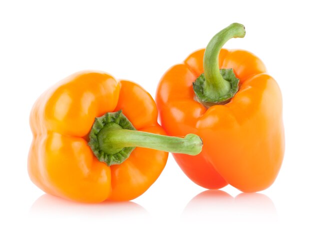 Peperoni paprika arancioni isolati su sfondo bianco