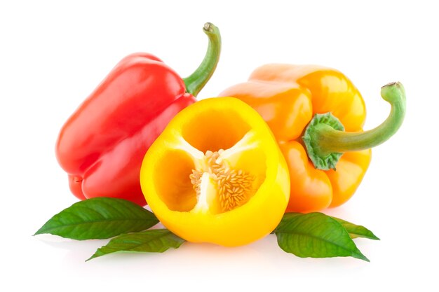 Peperoni paprika colorati isolati su sfondo bianco