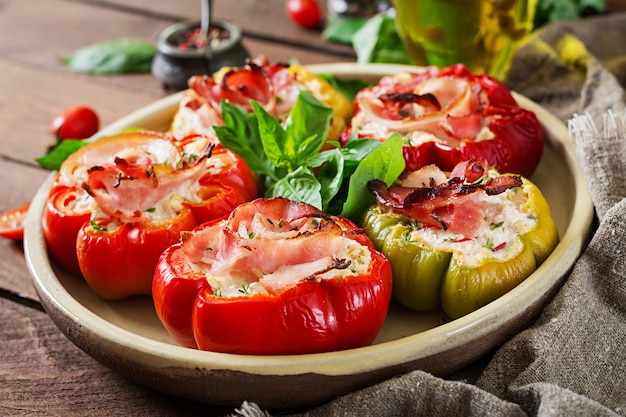 Peperoni ripieni con ricotta e pancetta in lamiera sul tavolo di legno