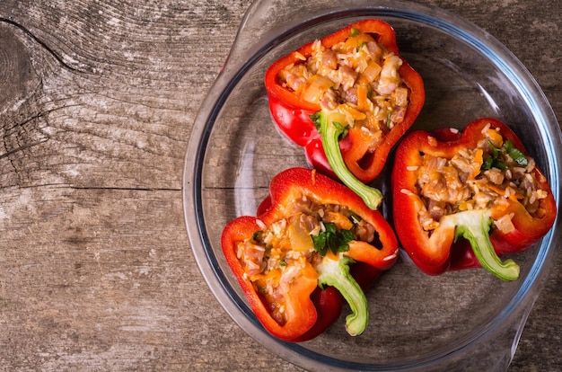 Peperoni ripieni con riso carne e verdure