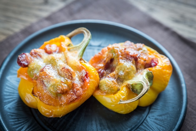 Peperoni ripieni con salsicce e salsa di mozzarella