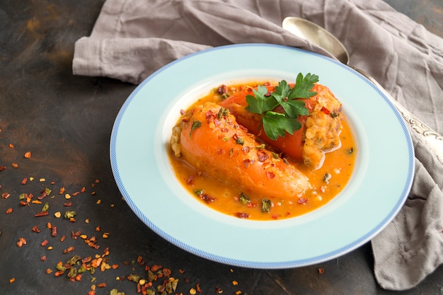 Peperoni ripieni di carne macinata in salsa di pomodoro.