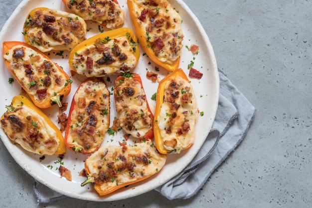 Peperoni ripieni di formaggio, pancetta ed erbe aromatiche