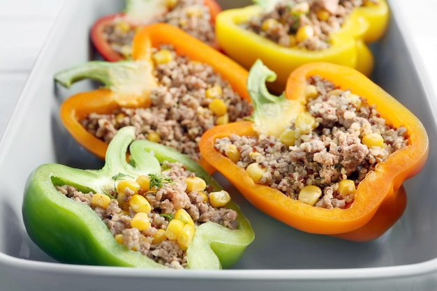 Peperoni ripieni di quinoa in teglia