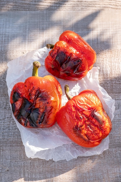 Peperoni rossi arrostiti sul barbecue