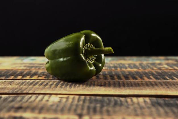 Peperoni su sfondo nero paprika mangiare sano verdure verdure per il ristorante