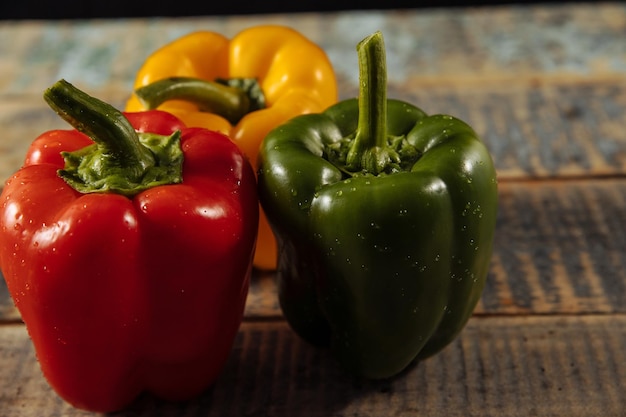 Peperoni su sfondo nero paprika mangiare sano verdure verdure per il ristorante