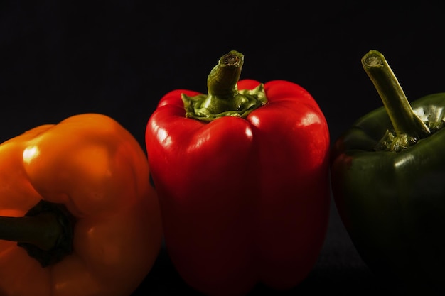 Peperoni su sfondo nero paprika mangiare sano verdure verdure per il ristorante