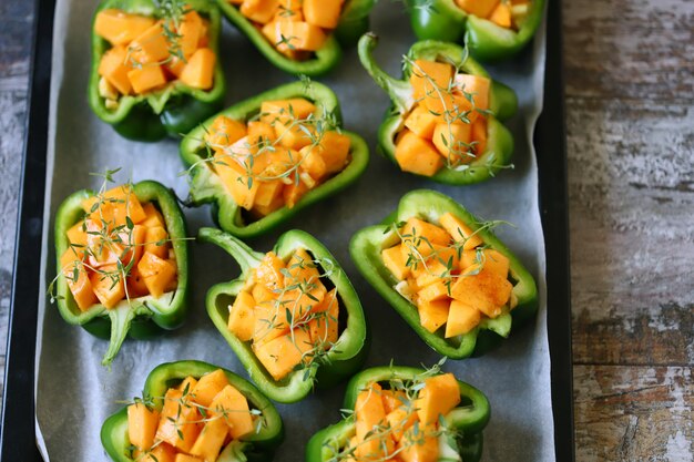 Peperoni verdi ripieni di zucca. Messa a fuoco selettiva.