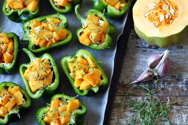 Peperoni verdi ripieni di zucca.