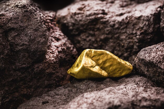 Pepita d'oro in miniera, concetto di estrazione mineraria, scavo di metalli preziosi.