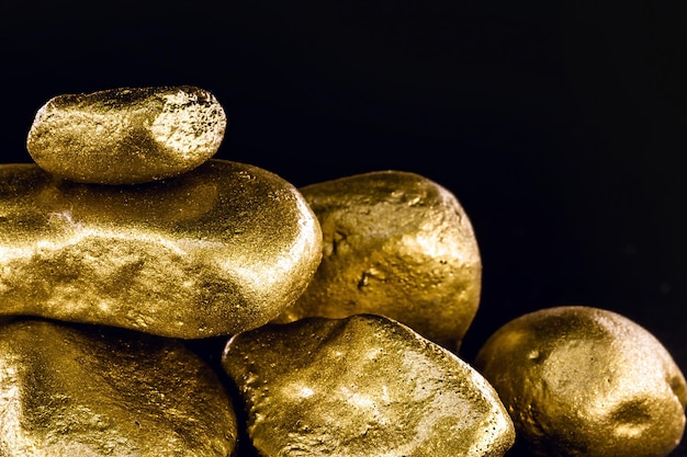 Pepita d'oro pietra di valore texture dorata Oro grezzo estratto Concetto di ricchezza e stabilità finanziaria macrofotografia