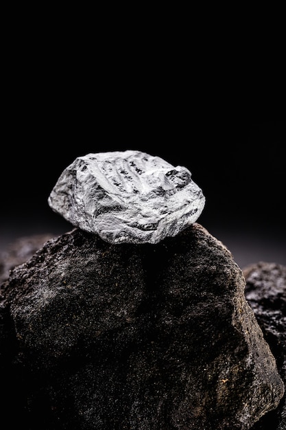 Pepita di platino in miniera di scavo, pietra preziosa, concetto di data mining