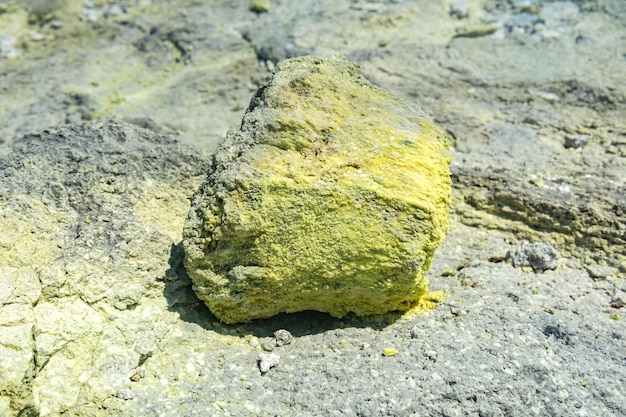 Pepita di zolfo cristallino naturale su un campo vulcanico solfatarico