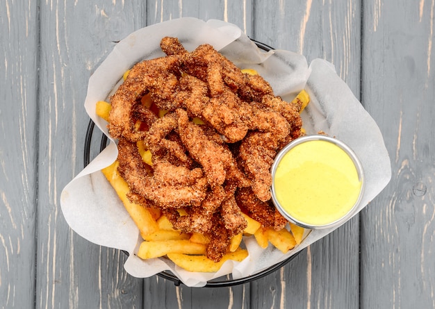 Pepite di pollo croccanti fritte con patatine fritte e ketchup