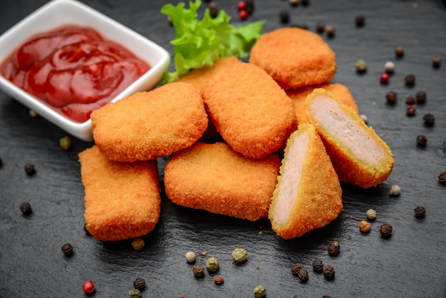 Pepite di pollo fast food con ketchup