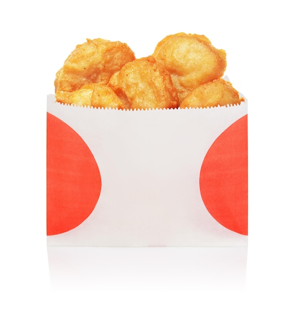Pepite di pollo fritte nel grasso bollente in scatola da asporto isolata su sfondo bianco