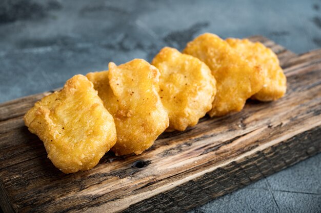 Pepite di pollo fritte su grigio