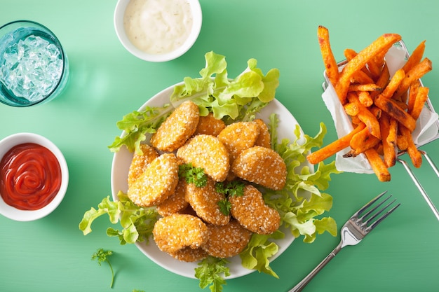 Pepite di soia vegane e patatine fritte dolci