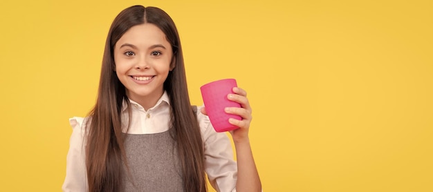 Per gli assetati Ragazza assetata tenere un bicchiere di plastica Acqua potabile o bevanda rinfrescante Pubblicità di bevande Design poster orizzontale Banner Web spazio di copia dell'intestazione