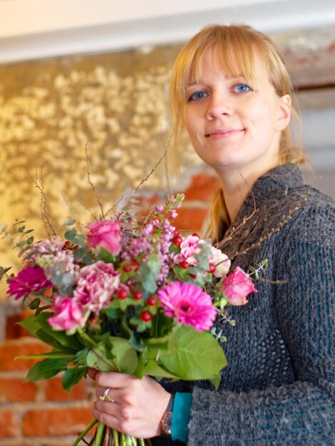 Per illuminare ogni giorno Ritratto di una giovane donna in possesso di un bel mazzo di fiori