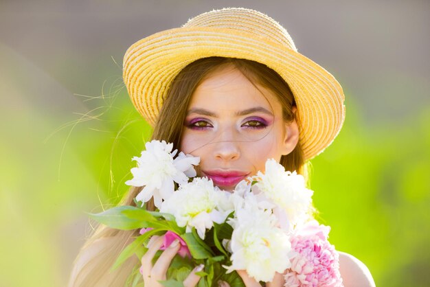 Per sempre giovane Ragazza estiva con i capelli lunghi Donna con trucco moda viso e cura della pelle Viaggiare in estate Donna primaverile Primavera e vacanza Bellezza naturale e cure termali