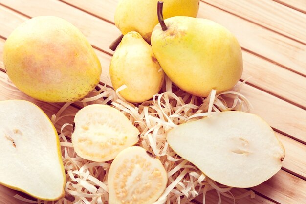 Pera e guava tagliati a metà su una superficie di legno