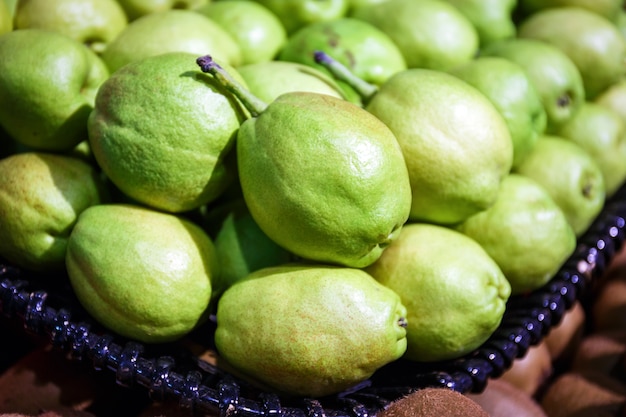 Pera fragrante cinese verde sulla vendita del canestro nel mercato di frutta