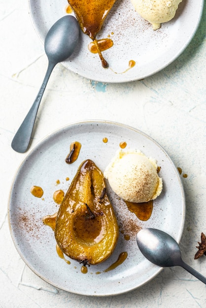 Pera matura in camicia e al forno con caramello e spezie Dessert Porzione da portata