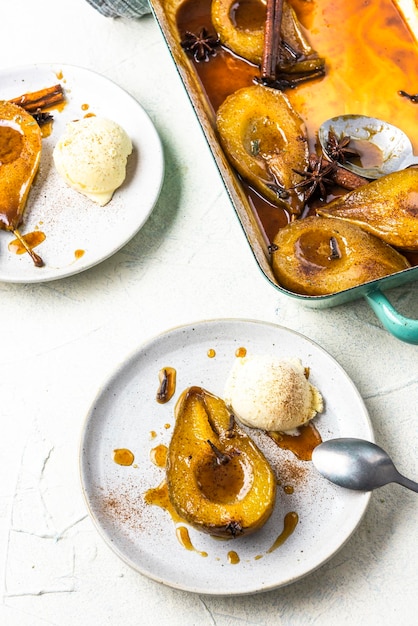 Pera matura in camicia e al forno con caramello e spezie Dessert Porzione da portata