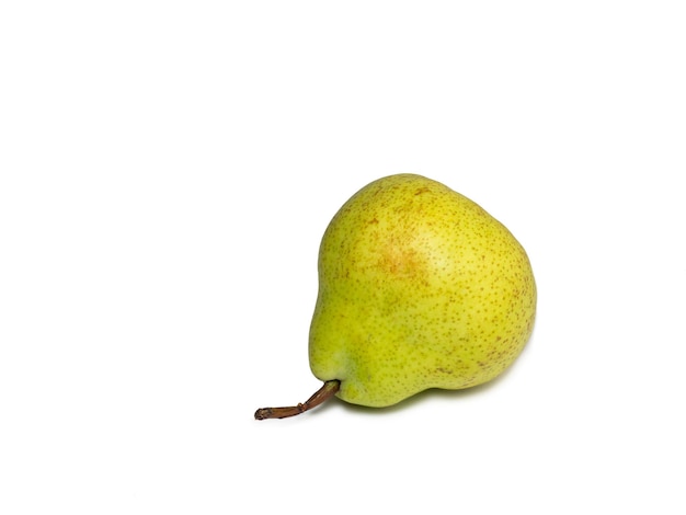 Pera Pakham su uno sfondo bianco Frutta succosa Una fragrante varietà di pere Isolare su bianco