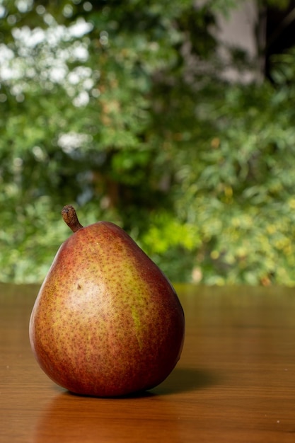 pera sul tavolo, frutta a colazione