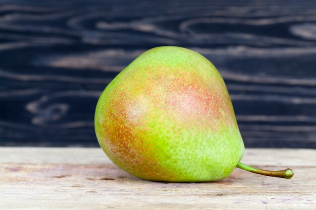 Pera verde matura con lati rossi in cucina, prima della cottura